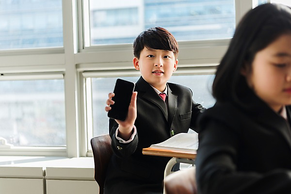 포토 JPG 주간 스튜디오촬영 학생 여학생 여자 남자 교복 남학생 의자 교실 수업중 실내 미소 들기 앉기 상반신 두명 옆모습 10대 친구 스마트폰 한국인 창가 책상 여중생 딴짓 십대만 남중생 국내포토 자연요소 옷 교육 뷰포인트 가구 창문 학교 관계 모션 중학생 청소년 수업 표정 사람 동양인 내부 핸드폰 스마트기기 파일형식