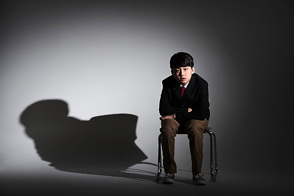 포토 JPG 스튜디오촬영 전신 학생 응시 남자 교복 남학생 의자 중학생 실내 그림자 한명 앉기 앞모습 10대 어둠 한국인 고독 고민 괴로움 십대남자한명만 국내포토 1 시선 옷 감정 뷰포인트 가구 모션 청소년 사람 동양인 내부 남자한명만 십대남자만 파일형식