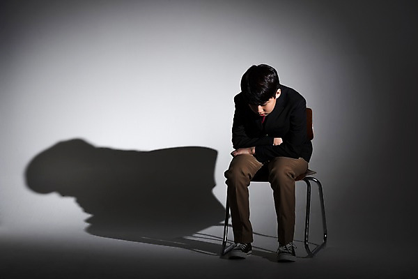 포토 JPG 스튜디오촬영 전신 학생 남자 교복 남학생 의자 중학생 실내 고개숙이기 그림자 한명 앉기 앞모습 10대 어둠 한국인 고독 고민 괴로움 십대남자한명만 국내포토 1 옷 감정 뷰포인트 가구 모션 청소년 숙이기 사람 동양인 내부 남자한명만 십대남자만 파일형식