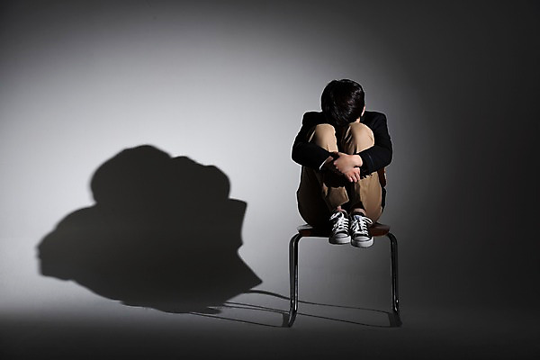 포토 JPG 스튜디오촬영 전신 학생 남자 교복 남학생 의자 중학생 실내 고개숙이기 그림자 한명 앉기 앞모습 10대 어둠 한국인 고독 고민 십대남자한명만 국내포토 1 옷 감정 뷰포인트 가구 모션 청소년 숙이기 사람 동양인 내부 남자한명만 십대남자만 파일형식