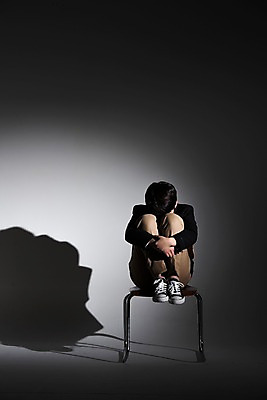 포토 JPG 스튜디오촬영 전신 학생 남자 교복 남학생 의자 중학생 실내 고개숙이기 그림자 한명 앉기 앞모습 10대 어둠 한국인 고민 십대남자한명만 국내포토 1 옷 감정 뷰포인트 가구 모션 청소년 숙이기 사람 동양인 내부 남자한명만 십대남자만 파일형식