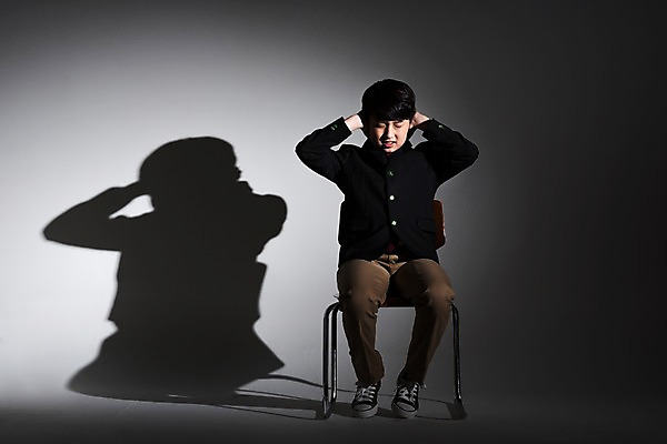 포토 JPG 스튜디오촬영 전신 학생 남자 교복 남학생 의자 중학생 실내 그림자 한명 앉기 앞모습 10대 어둠 한국인 찡그림 귀막기 고민 괴로움 십대남자한명만 국내포토 1 옷 감정 뷰포인트 가구 모션 청소년 표정 사람 동양인 손짓 내부 남자한명만 십대남자만 파일형식 생활용품 인종 남자만 십대만 오브젝트