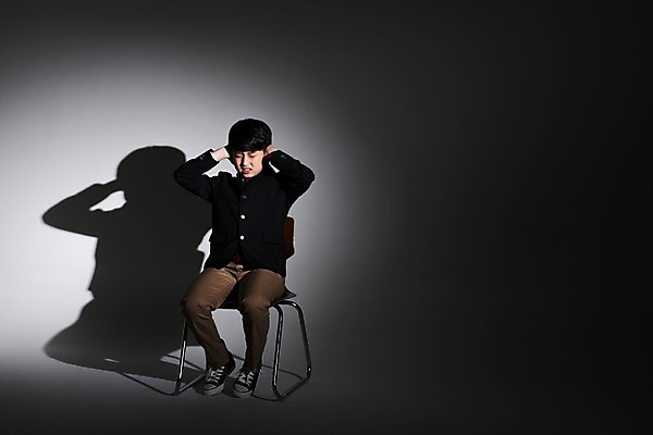 포토 JPG 스튜디오촬영 전신 학생 남자 교복 남학생 의자 중학생 실내 그림자 한명 앉기 앞모습 10대 어둠 한국인 찡그림 귀막기 고민 십대남자한명만 국내포토 1 옷 감정 뷰포인트 가구 모션 청소년 표정 사람 동양인 손짓 내부 남자한명만 십대남자만 파일형식