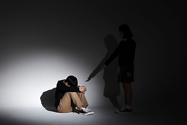 포토 JPG 스튜디오촬영 전신 학생 여학생 여자 남자 교복 남학생 실내 고개숙이기 그림자 서기 앉기 두명 옆모습 10대 친구 어둠 한국인 고독 손내밀기 고민 괴로움 여중생 우울감 십대만 남중생 국내포토 옷 감정 뷰포인트 관계 모션 중학생 청소년 숙이기 사람 동양인 손짓 내부 파일형식