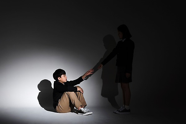 포토 JPG 스튜디오촬영 전신 학생 여학생 여자 남자 교복 남학생 실내 그림자 서기 앉기 두명 옆모습 10대 친구 어둠 한국인 손내밀기 고민 여중생 십대만 남중생 국내포토 옷 감정 뷰포인트 관계 모션 중학생 청소년 사람 동양인 손짓 내부 파일형식