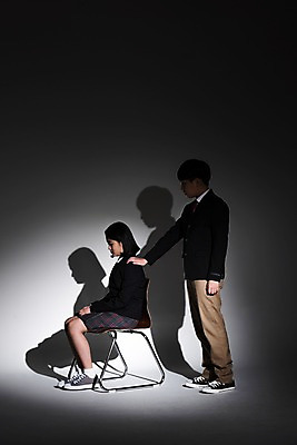 포토 JPG 스튜디오촬영 전신 학생 여학생 여자 남자 교복 남학생 의자 실내 그림자 서기 앉기 두명 옆모습 10대 친구 어둠 한국인 고독 손내밀기 고민 여중생 십대만 어깨에손 남중생 국내포토 옷 감정 뷰포인트 가구 관계 모션 중학생 청소년 사람 동양인 손짓 내부 파일형식