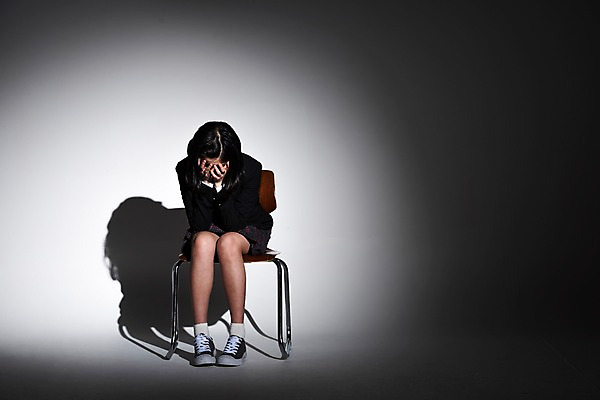 포토 JPG 스튜디오촬영 전신 학생 여학생 여자 교복 의자 실내 그림자 한명 앉기 앞모습 10대 어둠 한국인 고독 고민 여중생 얼굴가리기 십대여자한명만 국내포토 1 옷 감정 뷰포인트 가구 모션 중학생 청소년 사람 동양인 내부 가림 여자한명만 십대여자만 파일형식