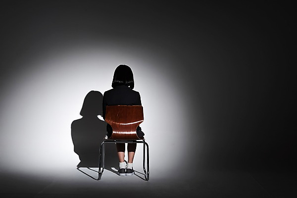 포토 JPG 스튜디오촬영 전신 학생 여학생 여자 교복 의자 실내 그림자 한명 앉기 뒷모습 10대 어둠 한국인 고독 고민 여중생 십대여자한명만 국내포토 1 옷 감정 뷰포인트 가구 모션 중학생 청소년 사람 동양인 내부 여자한명만 십대여자만 파일형식