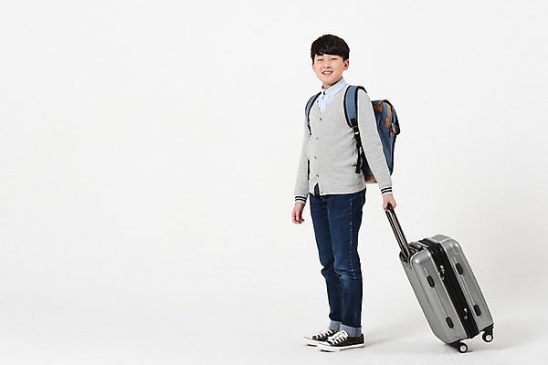 포토 JPG 스튜디오촬영 전신 남자 남학생 중학생 실내 한명 서기 미소 옆모습 10대 캐주얼 캐리어 한국인 유학 백팩 십대남자한명만 남중생 국내포토 1 학생 옷 교육 뷰포인트 가방 모션 청소년 표정 사람 동양인 내부 여행가방 남자한명만 십대남자만 파일형식