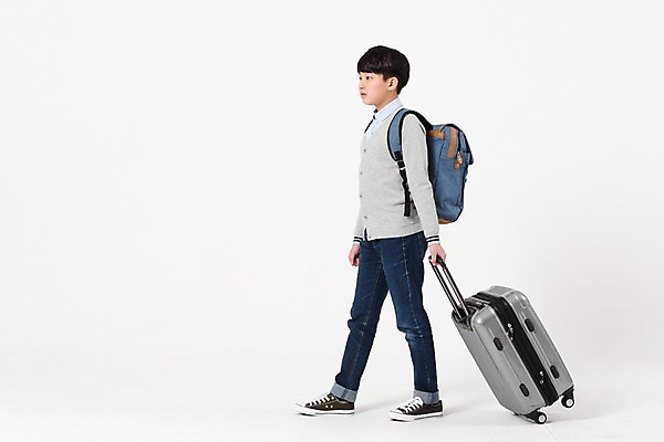 포토 JPG 스튜디오촬영 전신 남자 남학생 중학생 실내 한명 서기 옆모습 10대 캐주얼 걷기 캐리어 한국인 당기기 유학 백팩 십대남자한명만 남중생 국내포토 1 학생 옷 교육 뷰포인트 가방 모션 청소년 사람 동양인 내부 여행가방 남자한명만 십대남자만 파일형식