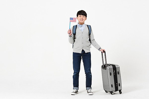 포토 JPG 스튜디오촬영 전신 남자 남학생 중학생 실내 한명 서기 미소 앞모습 10대 캐주얼 캐리어 한국인 당기기 성조기 유학 백팩 십대남자한명만 남중생 국내포토 1 학생 옷 교육 뷰포인트 가방 모션 청소년 표정 사람 동양인 내부 여행가방 국기 남자한명만 십대남자만 파일형식