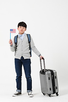 포토 JPG 스튜디오촬영 전신 남자 남학생 중학생 실내 한명 서기 앞모습 10대 캐주얼 캐리어 한국인 당기기 성조기 유학 백팩 시무룩 십대남자한명만 남중생 국내포토 1 학생 옷 교육 뷰포인트 가방 모션 청소년 표정 사람 동양인 내부 여행가방 국기 남자한명만 십대남자만 파일형식