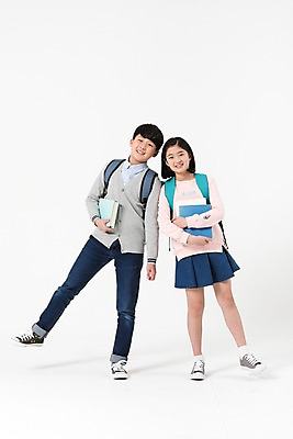 포토 JPG 스튜디오촬영 전신 여학생 여자 남자 남학생 포즈 책가방 실내 서기 미소 들기 두명 앞모습 10대 책 캐주얼 친구 한국인 여중생 십대만 남중생 국내포토 학생 옷 뷰포인트 가방 관계 모션 중학생 청소년 표정 사람 동양인 내부 파일형식