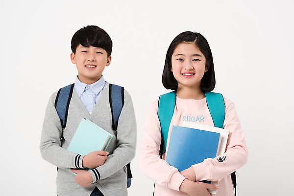 포토 JPG 스튜디오촬영 여학생 여자 남자 남학생 책가방 실내 서기 미소 들기 상반신 두명 앞모습 10대 책 캐주얼 친구 한국인 여중생 십대만 남중생 국내포토 학생 옷 뷰포인트 가방 관계 모션 중학생 청소년 표정 사람 동양인 내부 파일형식