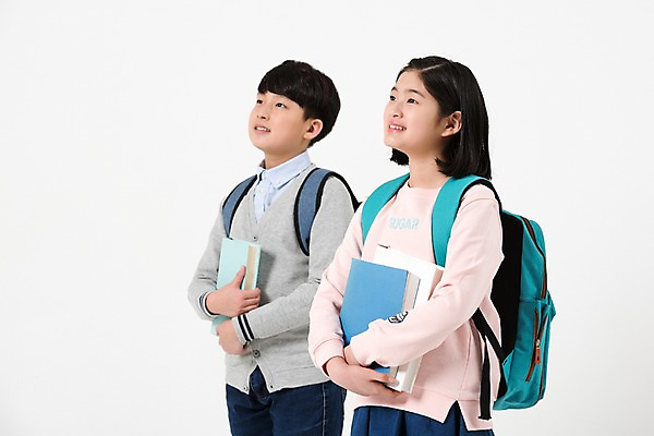 포토 JPG 스튜디오촬영 응시 여학생 여자 남자 남학생 책가방 실내 서기 미소 들기 상반신 두명 옆모습 10대 책 캐주얼 친구 한국인 올려보기 여중생 십대만 남중생 국내포토 학생 시선 옷 뷰포인트 가방 관계 모션 중학생 청소년 표정 사람 동양인 내부 파일형식