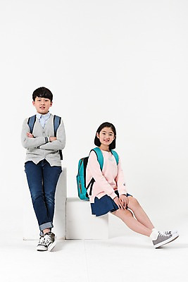 포토 JPG 스튜디오촬영 전신 응시 여학생 여자 남자 남학생 책가방 실내 앉기 두명 앞모습 옆모습 10대 캐주얼 친구 팔짱 한국인 여중생 십대만 남중생 국내포토 학생 시선 옷 뷰포인트 가방 관계 모션 중학생 청소년 사람 동양인 내부 파일형식