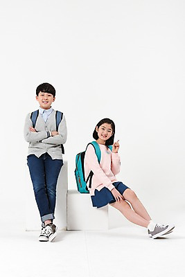 포토 JPG 스튜디오촬영 전신 여학생 여자 남자 남학생 책가방 실내 미소 앉기 두명 앞모습 옆모습 10대 캐주얼 친구 한국인 검지손가락 여중생 십대만 남중생 국내포토 학생 옷 뷰포인트 가방 손가락 관계 모션 중학생 청소년 표정 사람 동양인 내부 파일형식