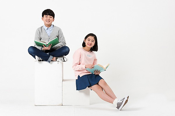 포토 JPG 스튜디오촬영 전신 여학생 여자 남자 남학생 실내 미소 앉기 두명 앞모습 10대 책 캐주얼 친구 독서 한국인 여중생 십대만 남중생 국내포토 학생 옷 뷰포인트 관계 모션 중학생 청소년 표정 사람 동양인 내부 파일형식
