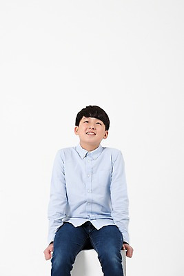 포토 JPG 스튜디오촬영 응시 남자 남학생 중학생 실내 한명 미소 앉기 상반신 앞모습 10대 캐주얼 한국인 올려보기 십대남자한명만 남중생 국내포토 1 학생 시선 옷 뷰포인트 모션 청소년 표정 사람 동양인 내부 남자한명만 십대남자만 파일형식