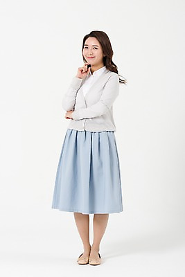 포토 JPG 스튜디오촬영 전신 여자 엄마 실내 한명 서기 미소 성인 앞모습 캐주얼 30대 턱괴기 한국인 학부모 성인여자한명만 국내포토 1 옷 뷰포인트 가족 모션 표정 사람 동양인 내부 장년 부모 여자한명만 성인여자만 파일형식