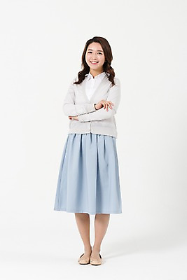 포토 JPG 스튜디오촬영 전신 여자 엄마 실내 한명 서기 미소 성인 앞모습 캐주얼 30대 팔짱 한국인 학부모 성인여자한명만 국내포토 1 옷 뷰포인트 가족 모션 표정 사람 동양인 내부 장년 부모 여자한명만 성인여자만 파일형식