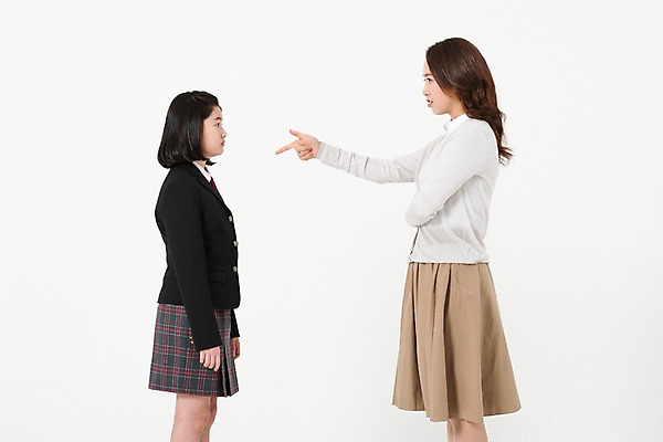 포토 JPG 스튜디오촬영 학생 여학생 여자 딸 교복 엄마 실내 서기 상반신 성인 두명 옆모습 10대 30대 마주보기 한국인 분노 가리킴 꾸지람 여중생 엄격한 여자만 국내포토 옷 감정 뷰포인트 가족 모션 중학생 청소년 사람 동양인 손짓 내부 장년 체벌 파일형식 관계 인종