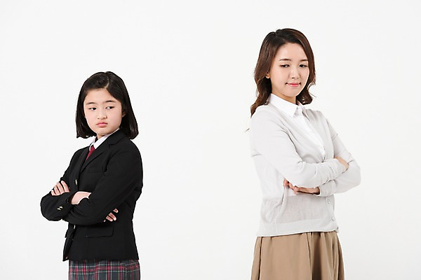 포토 JPG 스튜디오촬영 학생 응시 여학생 여자 딸 교복 엄마 실내 서기 상반신 성인 두명 옆모습 10대 30대 팔짱 한국인 등돌리기 여중생 여자만 국내포토 시선 옷 뷰포인트 가족 모션 중학생 청소년 사람 동양인 내부 장년 파일형식