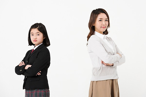 포토 JPG 스튜디오촬영 학생 여학생 여자 딸 교복 엄마 실내 서기 상반신 성인 두명 옆모습 10대 30대 팔짱 한국인 등돌리기 분노 여중생 여자만 국내포토 옷 감정 뷰포인트 가족 모션 중학생 청소년 사람 동양인 내부 장년 파일형식