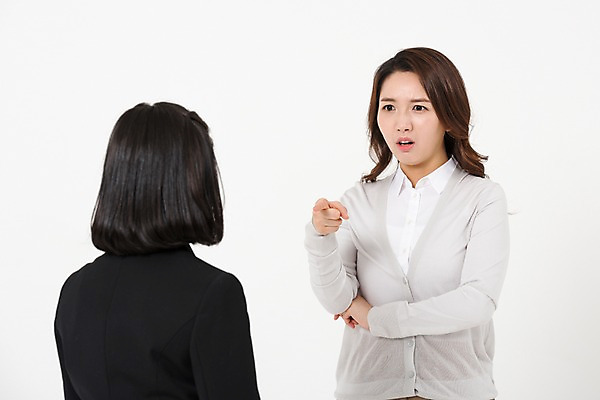 포토 JPG 스튜디오촬영 학생 여학생 여자 딸 교복 엄마 실내 서기 상반신 성인 두명 앞모습 뒷모습 10대 30대 한국인 분노 가리킴 꾸지람 여중생 엄격한 여자만 국내포토 옷 감정 뷰포인트 가족 모션 중학생 청소년 사람 동양인 손짓 내부 장년 체벌 파일형식