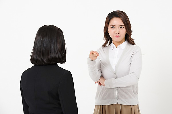 포토 JPG 스튜디오촬영 학생 응시 여학생 여자 딸 교복 엄마 실내 서기 상반신 성인 두명 앞모습 뒷모습 10대 30대 한국인 가리킴 꾸지람 여중생 엄격한 여자만 국내포토 시선 옷 뷰포인트 가족 모션 중학생 청소년 사람 동양인 손짓 내부 장년 체벌 파일형식