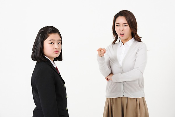 포토 JPG 스튜디오촬영 학생 여학생 여자 딸 교복 엄마 실내 서기 상반신 성인 두명 앞모습 옆모습 10대 30대 한국인 분노 가리킴 찡그림 꾸지람 여중생 엄격한 여자만 국내포토 옷 감정 뷰포인트 가족 모션 중학생 청소년 표정 사람 동양인 손짓 내부 장년 체벌 파일형식 관계 인종