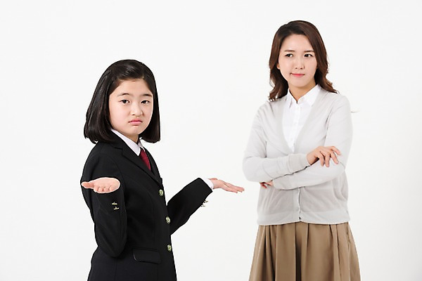 포토 JPG 스튜디오촬영 학생 여학생 여자 딸 교복 엄마 실내 서기 상반신 성인 두명 앞모습 옆모습 10대 30대 한국인 찡그림 꾸지람 여중생 엄격한 여자만 국내포토 옷 뷰포인트 가족 모션 중학생 청소년 표정 사람 동양인 내부 장년 체벌 파일형식