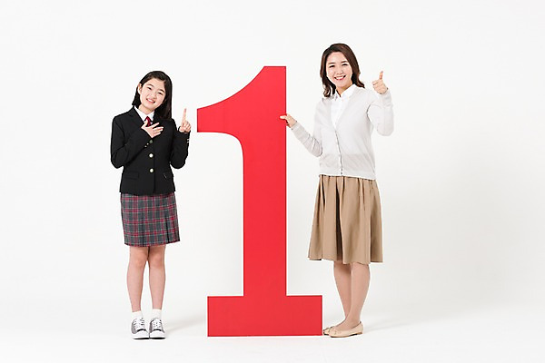 포토 JPG 스튜디오촬영 전신 1 학생 배너 여학생 여자 교복 모녀 엄마 실내 서기 미소 성인 두명 앞모습 10대 30대 숫자 한국인 우승 최고 여중생 여자만 국내포토 문자 옷 딸 뷰포인트 가족 모션 중학생 청소년 표정 사람 동양인 내부 장년 파일형식