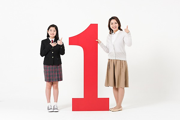 포토 JPG 스튜디오촬영 전신 1 학생 배너 여학생 여자 교복 모녀 엄마 실내 서기 미소 성인 두명 앞모습 10대 30대 숫자 한국인 우승 최고 여중생 여자만 국내포토 문자 옷 딸 뷰포인트 가족 모션 중학생 청소년 표정 사람 동양인 내부 장년 파일형식