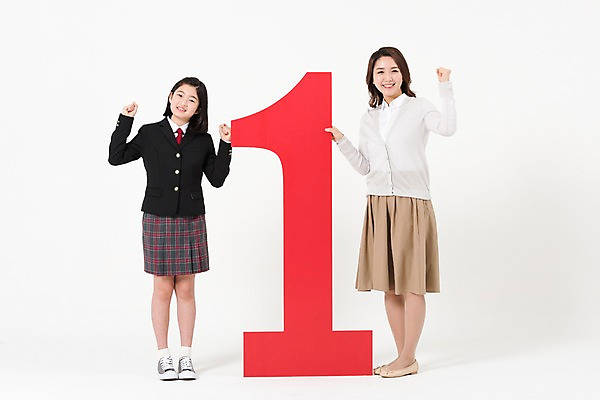 포토 JPG 스튜디오촬영 전신 1 학생 배너 여학생 여자 딸 교복 엄마 실내 서기 미소 성인 두명 앞모습 10대 30대 숫자 파이팅 한국인 우승 여중생 여자만 국내포토 문자 옷 뷰포인트 가족 모션 중학생 청소년 표정 사람 동양인 내부 장년 최고 파일형식