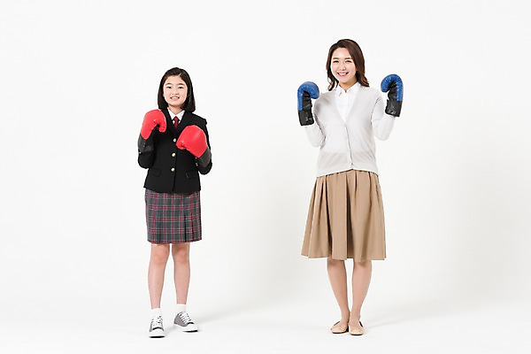 포토 JPG 스튜디오촬영 전신 학생 여학생 여자 딸 교복 포즈 엄마 실내 서기 미소 성인 두명 앞모습 10대 30대 한국인 권투글러브 여중생 맞대결 여자만 국내포토 옷 뷰포인트 가족 모션 중학생 청소년 표정 사람 동양인 내부 장년 글러브 파일형식