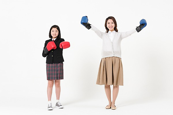 포토 JPG 스튜디오촬영 전신 학생 여학생 여자 딸 교복 엄마 팔벌리기 실내 서기 미소 성인 두명 앞모습 10대 30대 한국인 권투글러브 여중생 맞대결 여자만 국내포토 옷 뷰포인트 가족 모션 중학생 청소년 표정 사람 동양인 내부 장년 글러브 파일형식