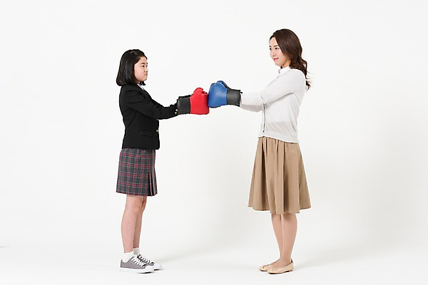 포토 JPG 스튜디오촬영 전신 학생 응시 여학생 여자 딸 교복 엄마 실내 서기 성인 두명 옆모습 10대 30대 한국인 권투글러브 찡그림 여중생 맞대결 여자만 국내포토 시선 옷 뷰포인트 가족 모션 중학생 청소년 표정 사람 동양인 내부 장년 글러브 파일형식