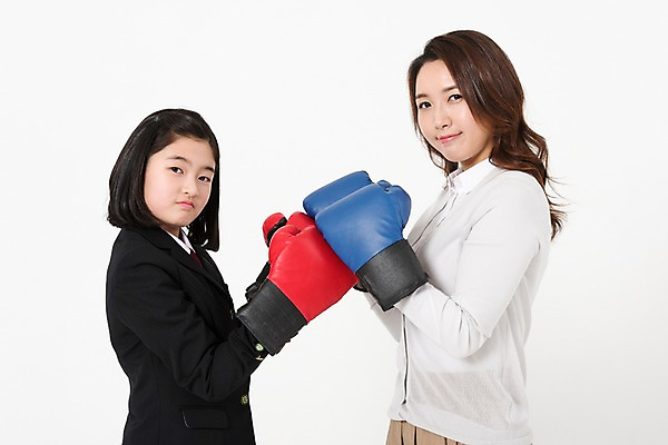 포토 JPG 스튜디오촬영 학생 응시 여학생 여자 딸 교복 엄마 실내 서기 상반신 성인 두명 옆모습 10대 30대 한국인 권투글러브 여중생 맞대결 여자만 국내포토 시선 옷 뷰포인트 가족 모션 중학생 청소년 사람 동양인 내부 장년 글러브 파일형식