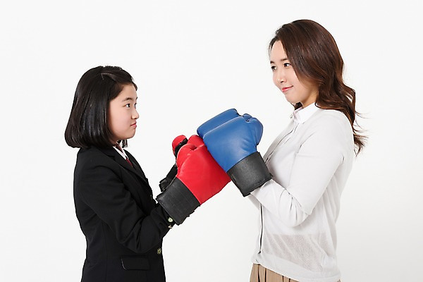 포토 JPG 스튜디오촬영 학생 응시 여학생 여자 딸 교복 엄마 실내 서기 상반신 성인 두명 옆모습 10대 30대 한국인 권투글러브 여중생 맞대결 여자만 국내포토 시선 옷 뷰포인트 가족 모션 중학생 청소년 사람 동양인 내부 장년 글러브 파일형식