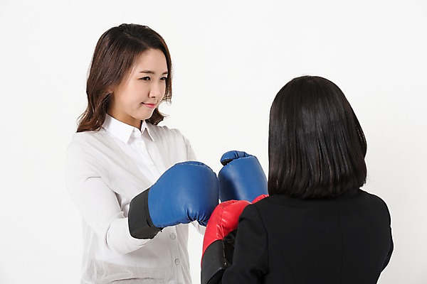 포토 JPG 스튜디오촬영 학생 응시 여학생 여자 딸 교복 엄마 실내 서기 상반신 성인 두명 앞모습 뒷모습 10대 30대 한국인 권투글러브 여중생 맞대결 여자만 국내포토 시선 옷 뷰포인트 가족 모션 중학생 청소년 사람 동양인 내부 장년 글러브 파일형식