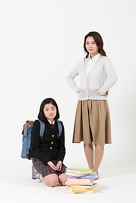 포토 JPG 스튜디오촬영 전신 학생 여학생 여자 딸 교복 허리손 엄마 책가방 실내 서기 성인 두명 앞모습 10대 책 30대 쌓기 한국인 분노 찡그림 무릎꿇기 꾸지람 여중생 엄격한 여자만 국내포토 옷 감정 뷰포인트 포즈 가방 가족 모션 중학생 청소년 표정 사람 동양인 내부 장년 체벌 파일형식