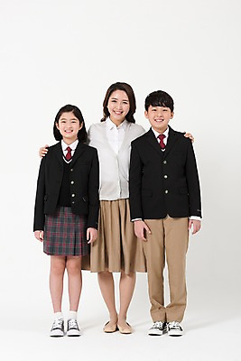 포토 JPG 스튜디오촬영 전신 학생 여학생 여자 남자 딸 교복 아들 남학생 가족 엄마 실내 서기 미소 성인 앞모습 10대 세명 30대 한국인 여중생 어깨에손 남중생 국내포토 옷 뷰포인트 관계 모션 중학생 청소년 표정 사람 동양인 내부 장년 파일형식
