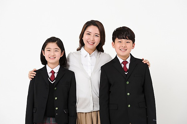 포토 JPG 스튜디오촬영 학생 여학생 여자 남자 딸 교복 아들 남학생 가족 엄마 실내 서기 미소 상반신 성인 앞모습 10대 세명 30대 한국인 여중생 어깨에손 남중생 국내포토 옷 뷰포인트 관계 모션 중학생 청소년 표정 사람 동양인 내부 장년 파일형식