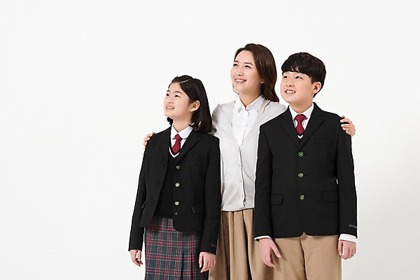 포토 JPG 스튜디오촬영 학생 응시 여학생 여자 남자 딸 교복 아들 남학생 가족 엄마 실내 서기 미소 상반신 성인 앞모습 10대 세명 30대 한국인 올려보기 여중생 어깨에손 남중생 국내포토 시선 옷 뷰포인트 관계 모션 중학생 청소년 표정 사람 동양인 내부 장년 파일형식