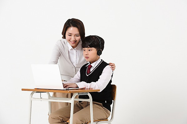 포토 JPG 스튜디오촬영 학생 응시 여자 남자 교복 남학생 의자 엄마 실내 서기 미소 앉기 상반신 성인 두명 앞모습 옆모습 10대 30대 노트북 헤드셋 한국인 책상 어깨에손 남중생 국내포토 시선 옷 뷰포인트 음향기기 가구 가족 모션 중학생 청소년 표정 사람 동양인 내부 장년 전자제품 헤드폰 파일형식