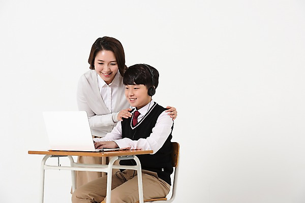 포토 JPG 스튜디오촬영 학생 응시 여자 남자 교복 아들 남학생 의자 엄마 실내 서기 미소 앉기 상반신 성인 두명 앞모습 옆모습 10대 30대 노트북 헤드셋 한국인 책상 어깨에손 남중생 아들바보 국내포토 모자관계 시선 옷 뷰포인트 음향기기 가구 가족 모션 중학생 청소년 표정 사람 동양인 내부 장년 전자제품 헤드폰 파일형식