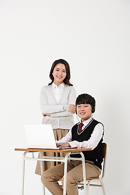 포토 JPG 스튜디오촬영 학생 여자 남자 교복 아들 남학생 의자 엄마 실내 서기 미소 앉기 상반신 성인 두명 앞모습 옆모습 10대 30대 노트북 헤드셋 한국인 책상 남중생 아들바보 국내포토 모자관계 옷 뷰포인트 음향기기 가구 가족 모션 중학생 청소년 표정 사람 동양인 내부 장년 전자제품 헤드폰 파일형식