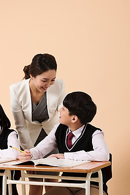 포토 JPG 스튜디오촬영 학생 여자 남자 교복 남학생 의자 실내 서기 미소 앉기 상반신 성인 두명 앞모습 10대 책 30대 연필 마주보기 교사 한국인 책상 남중생 국내포토 직업 옷 뷰포인트 가구 모션 중학생 청소년 학용품 표정 사람 동양인 내부 장년 필기구 파일형식