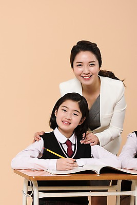 포토 JPG 스튜디오촬영 학생 여학생 여자 교복 의자 실내 서기 미소 앉기 상반신 성인 두명 앞모습 10대 책 30대 연필 교사 한국인 가르침 책상 여중생 여자만 어깨에손 국내포토 직업 옷 교육 뷰포인트 가구 모션 중학생 청소년 학용품 표정 사람 동양인 내부 장년 필기구 파일형식